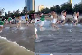 Chơi team building ở biển Cửa Lò, 2 phụ nữ lột áo để ngực trần gây bức xúc